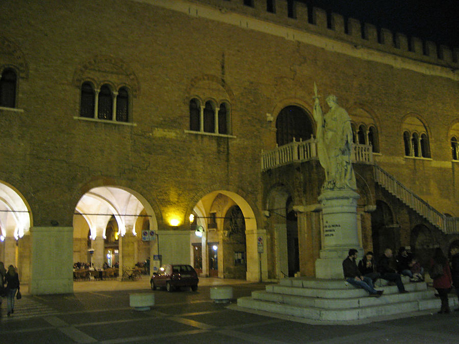 Дворец Треченто (Palazzo dei Trecento, начало XIV века), построенный в романском стиле, площадь Независимости. Тревизо, Италия