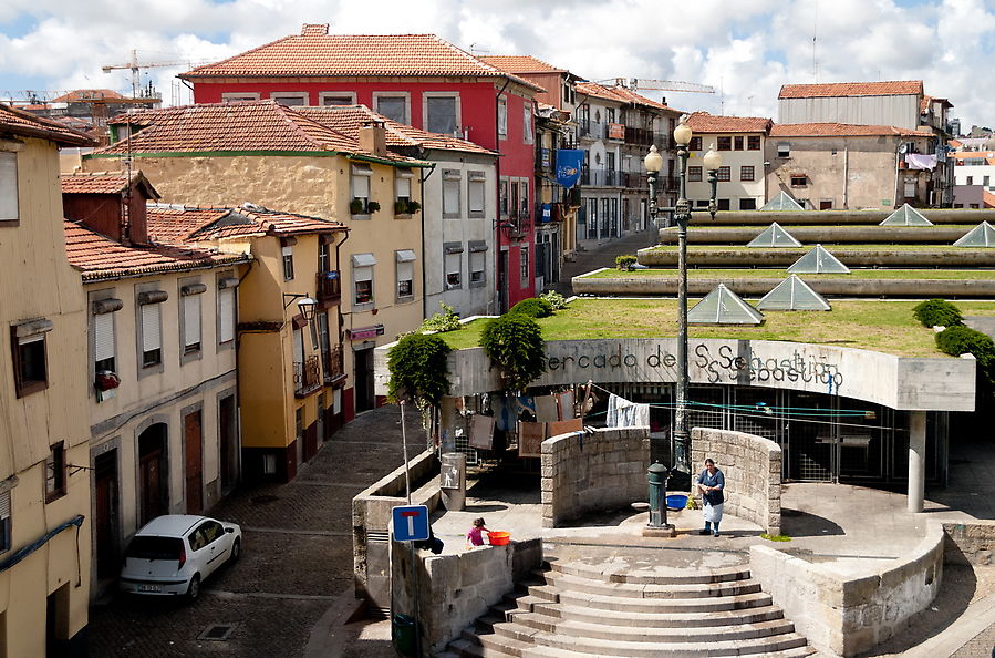 Здание рынка с интересной зелёной архитектурой. Порту, Португалия