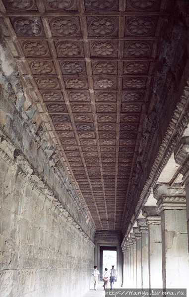 Отреставрированный деревянный потолок северо-западной галереи Ангкор Вата