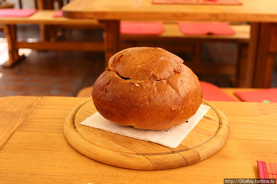 Ну куда без чего-нибудь вкусного в хлебе:) Это был гуляш. Чешский Крумлов, Чехия