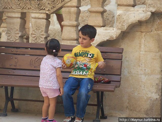 Дети во дворе церкви. Турция