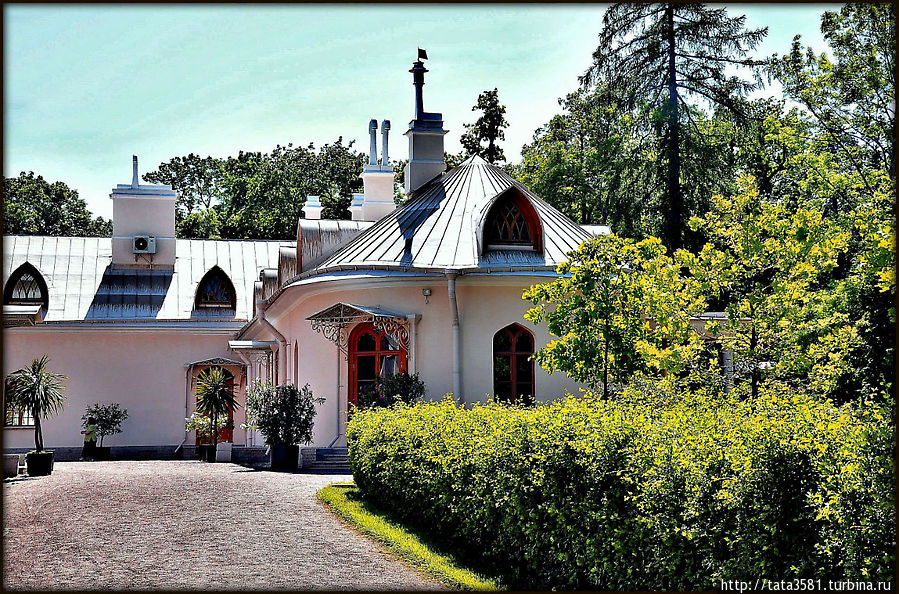 Фермерский дворец.
В 1828-1831 гг. был построен павильон при молочной ферме для великого князя Александра Николаевича. В дальнейшем он неоднократно перестраивался. Петергоф, Россия