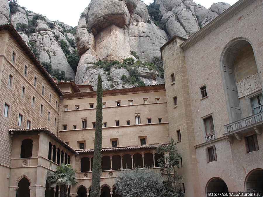 Всего в 50 километрах от Барселоны, в центре натурального парка, на вершине горы, находится одна из главных достопримечательностей Каталонии, ее гордость и святыня, монастырь Монтсеррат. Монтсеррат – достопримечательность с особым смыслом. Недаром, сюда, кроме многочисленных туристов, стекаются еще и паломники со всего мира, а также спортсмены, охотники и просто любители острых ощущений.