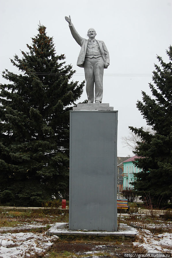 Памятник В.И.Ленину на привокзальной площади