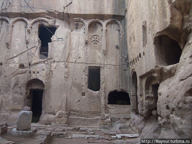 Двор монастыря.