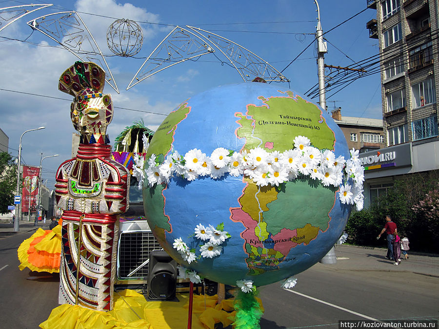 На одной из карнавальных платформ был замечен глобус Красноярского края. Красноярск, Россия