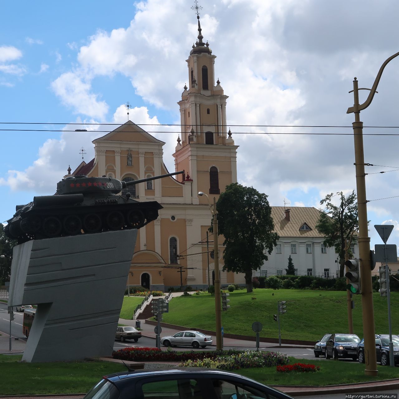 Фотографируем костел с другой стороны дороги, у Гродно богатая история времен Великой Отечественной войны. Гродно, Беларусь