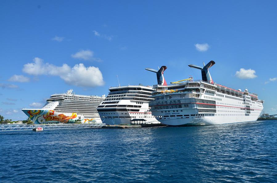 Чудовищного размера круизные лайнеры Нассау, Багамские острова
