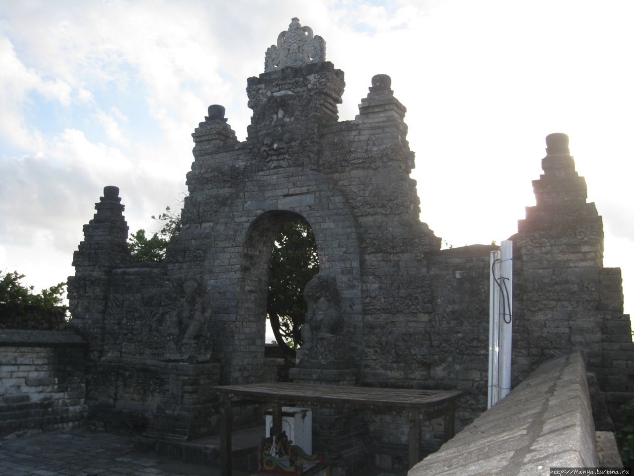 Храм Улувату Улувату, Индонезия