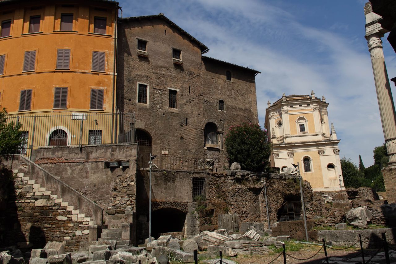 Театр Марцелла и развалины храма Аполлона Сосиана. Видна синагога Рим, Италия