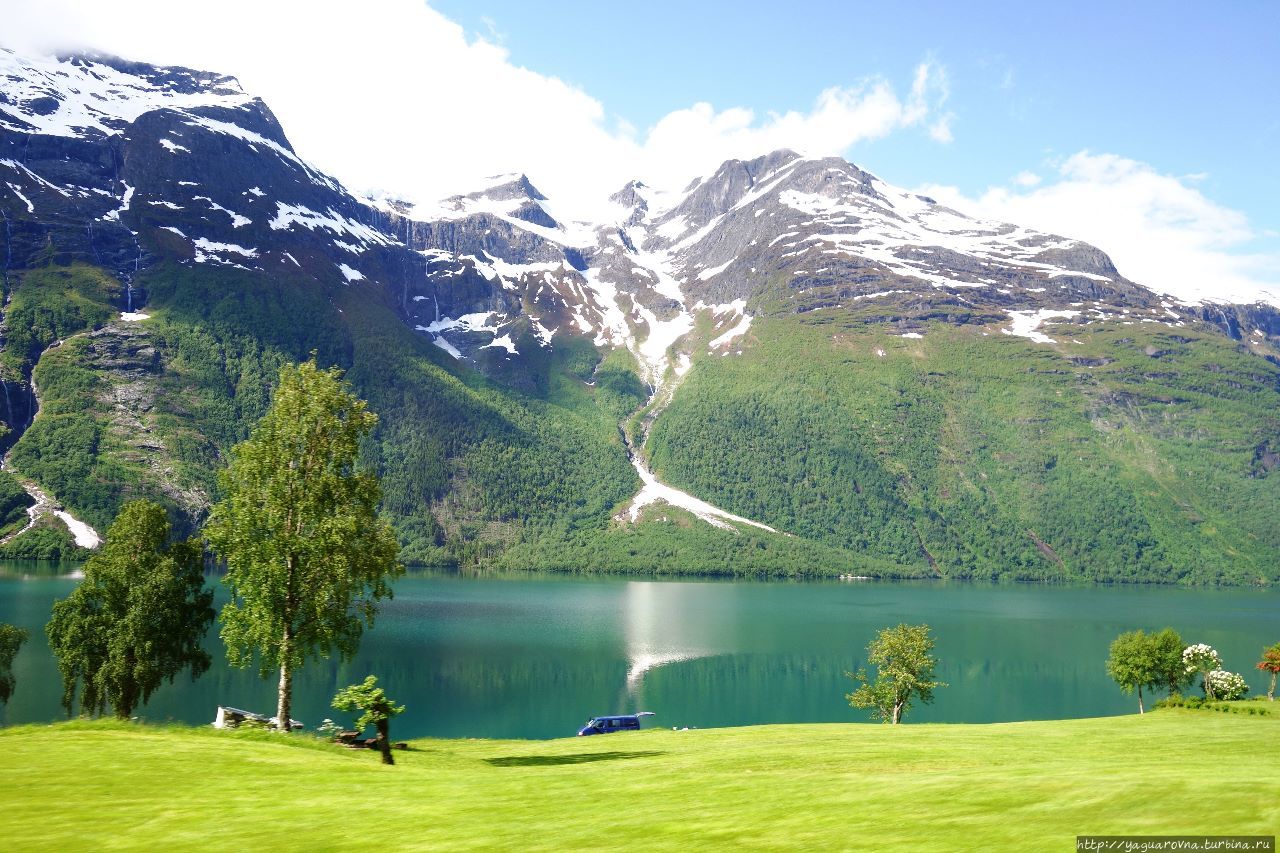 По дороге с облаками вдоль долины Лодален Олден, Норвегия По дороге с облаками вдоль долины Лодален Олден, Норвегия