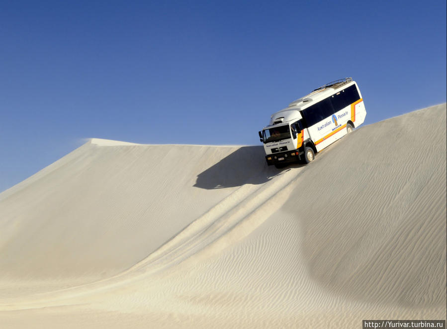 Автобусный слалом на песчаных дюнах Австралии Намбунг Национальный Парк, Австралия