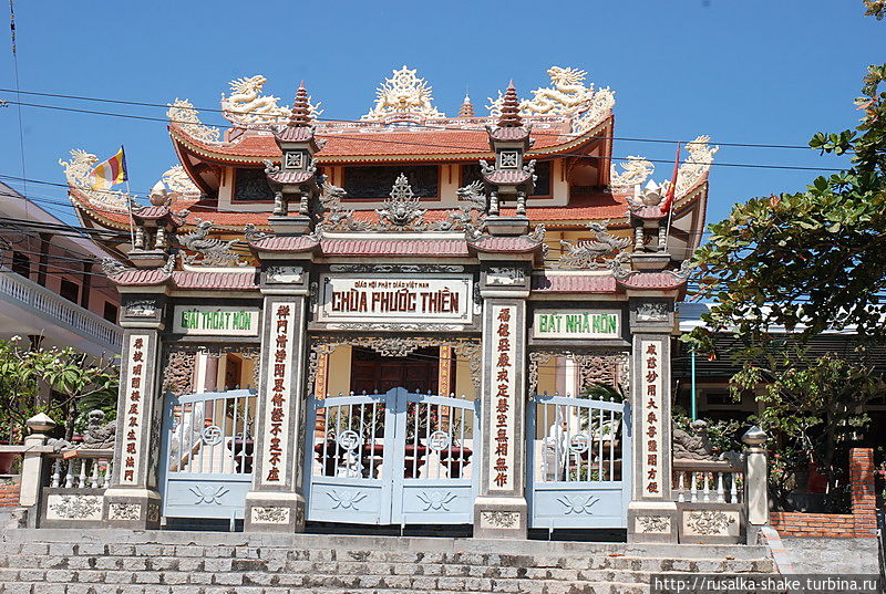 Буддистский храм с танцующей старушкой Муй-Не, Вьетнам