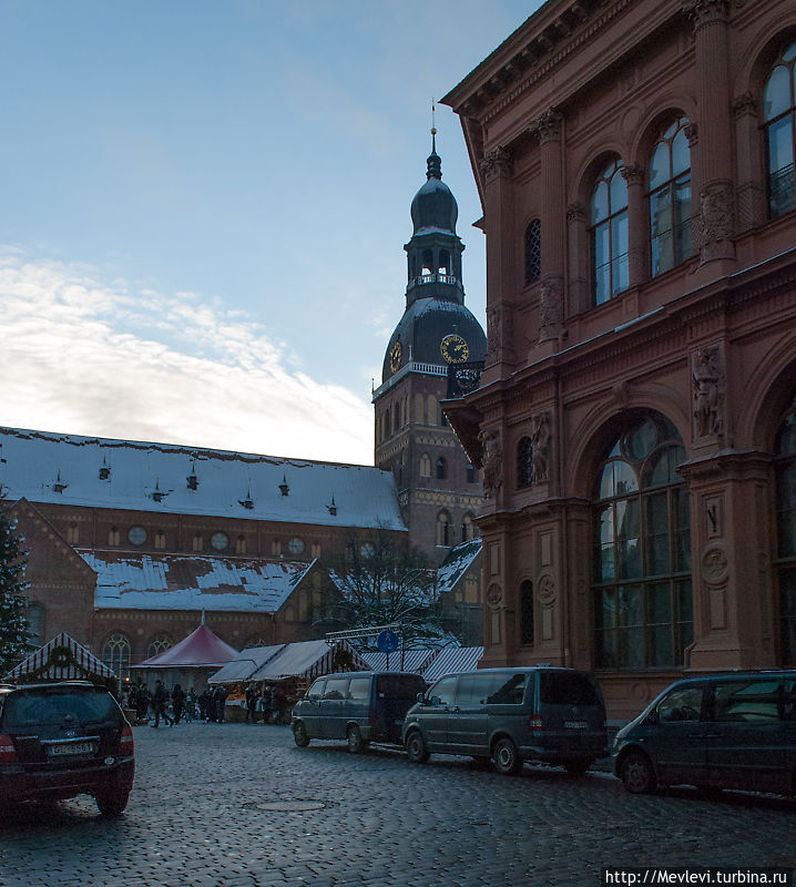 Рождественский рынок Старой Риги на Домской площади Рига, Латвия