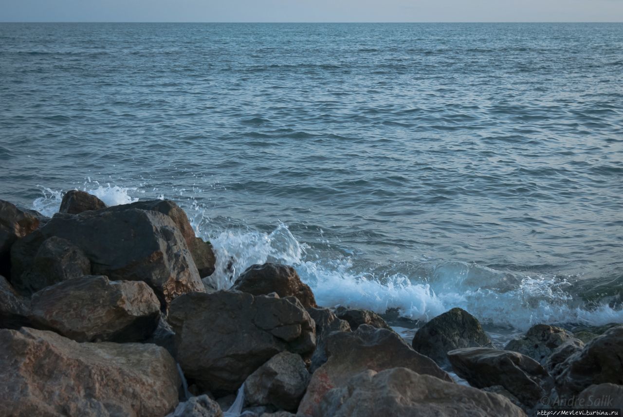 Ситжес, прибой на закате Ситжес, Испания