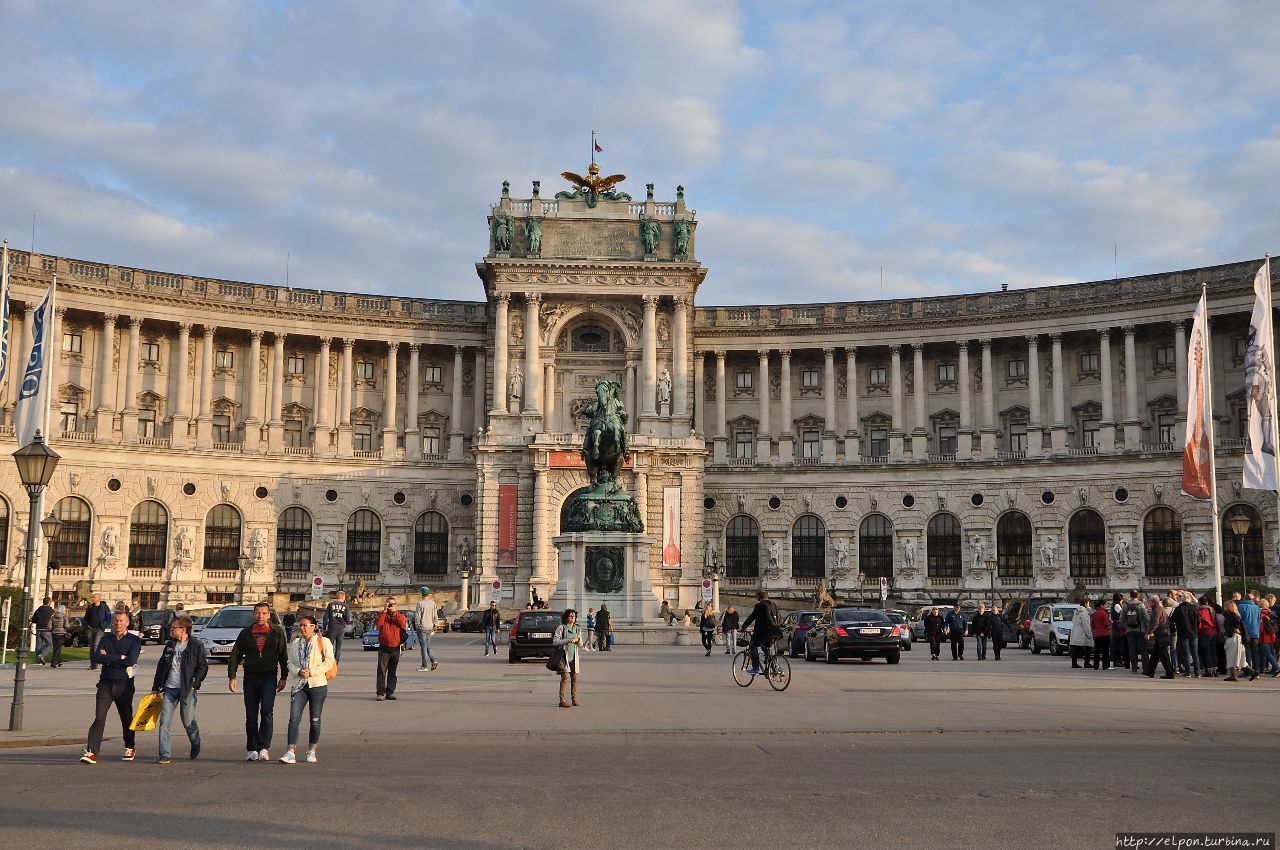 -На площади установлены конные статуи: Карл Великий и Евгений Савойский. Вена, Австрия