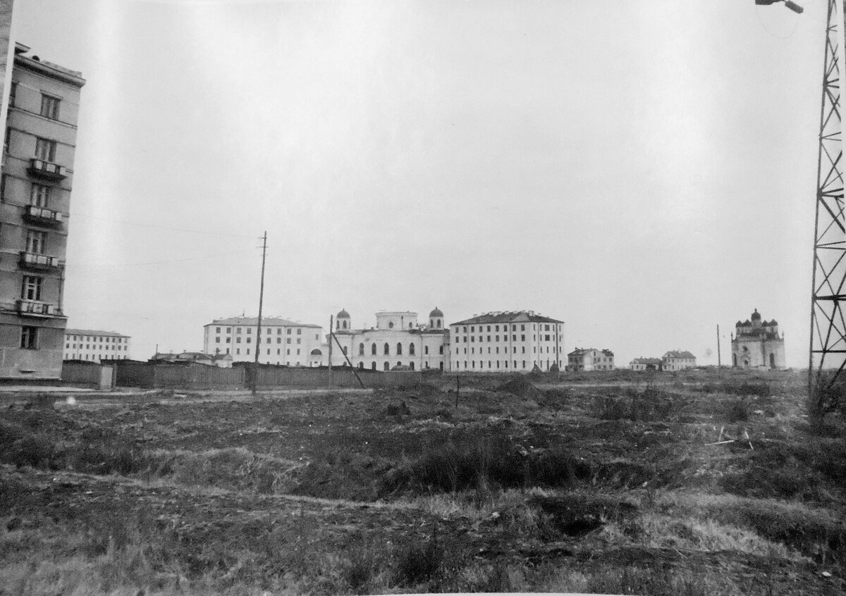Вид на здание ЛИАПа (бывший Чесменский дворец) и Чесменскую церковь, 1951 год. Санкт-Петербург, Россия