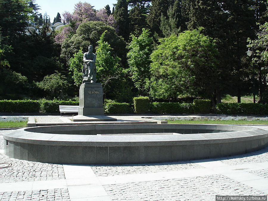 Памятник А.П.Чехову в Приморском парке