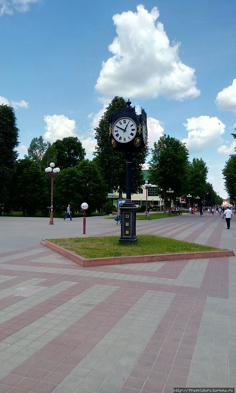 Часы на пешеходной улице Притыцкого, один из символов города. Молодечно, Беларусь