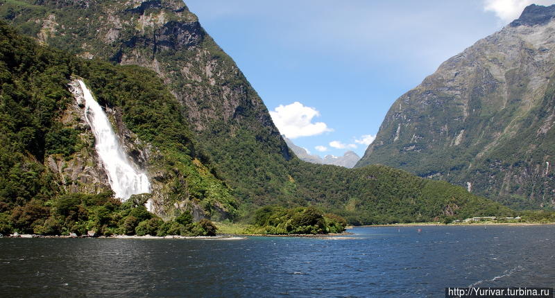 Водопад Bowen Falls — самый ближний к пристани Фьордленд Национальный Парк, Новая Зеландия