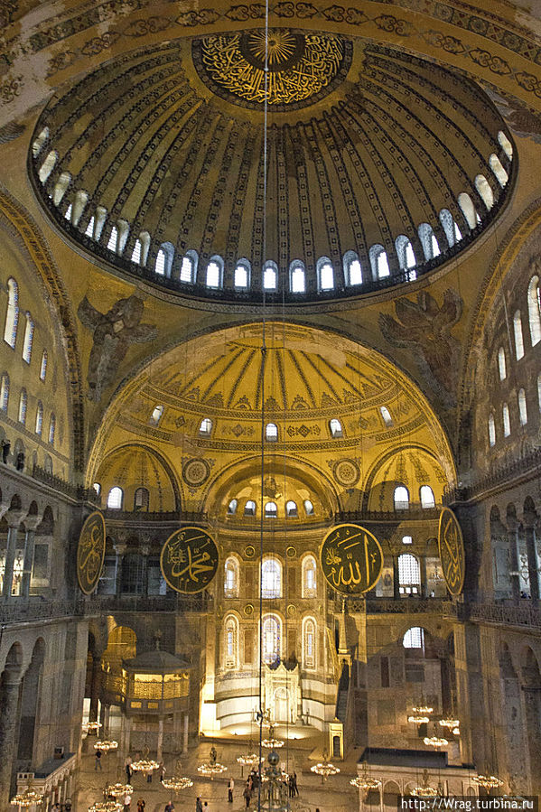 С верхнего яруса открывается грандиозный вид.