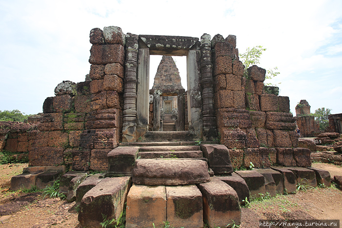 Храм Восточный Мебон. Южные ворота нижнего яруса. Фото из интернета Ангкор (столица государства кхмеров), Камбоджа
