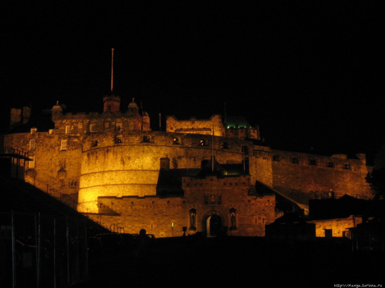 Эдинбургский замок вечером Эдинбург, Великобритания