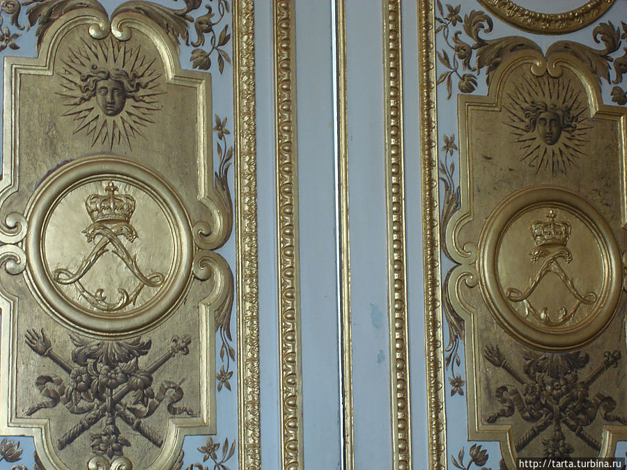 Королевские эмблемы повсюду, и на дверях в том числе. Версаль, Франция