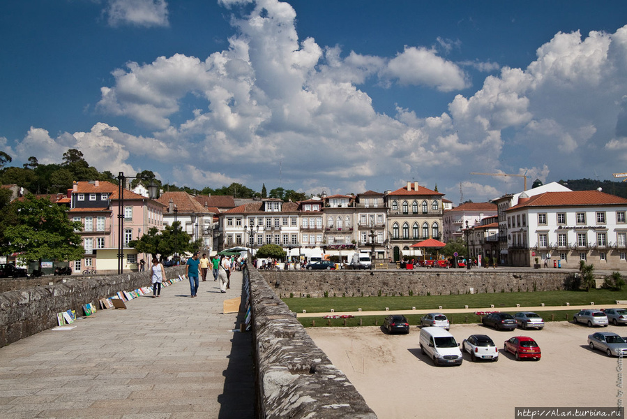 Вид с моста на центральную площадь Понти-ди-Лима. Понте-де-Лима, Португалия