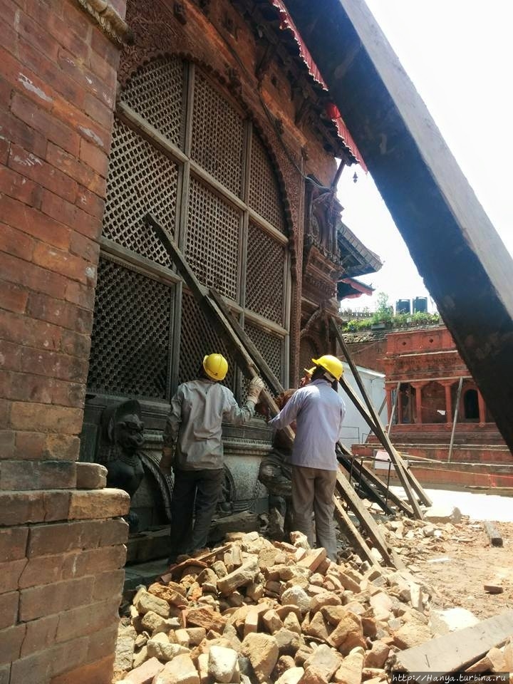 Белый Бхайрав. Восстановление после землетрясения. Из интернета