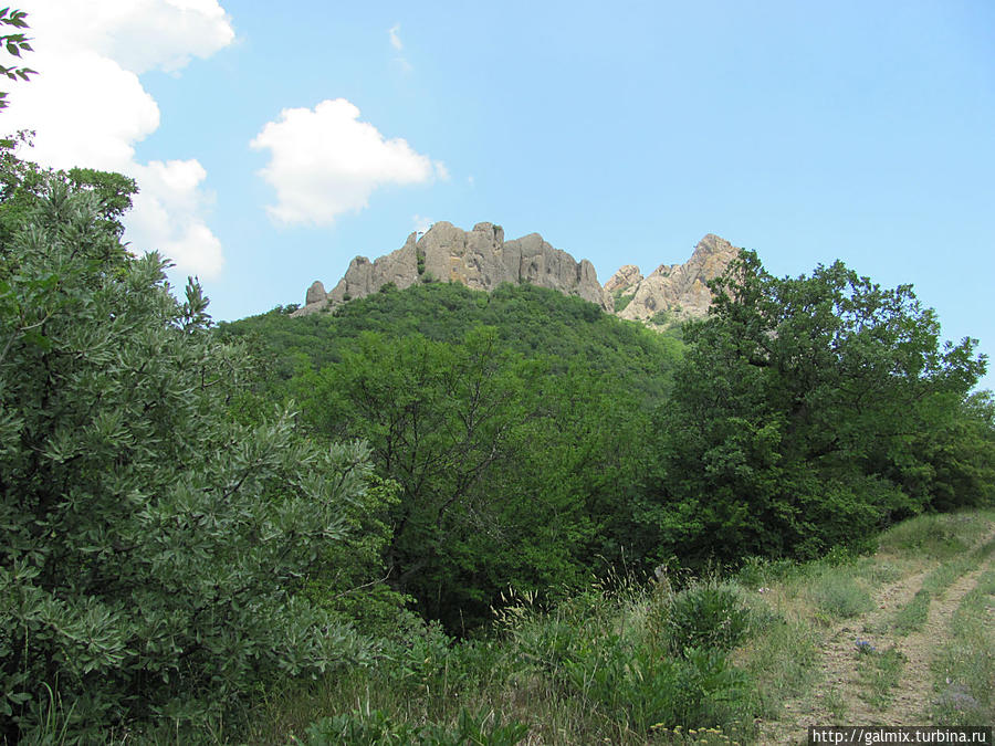 Дорога огибает все скалы. Симферополь, Россия