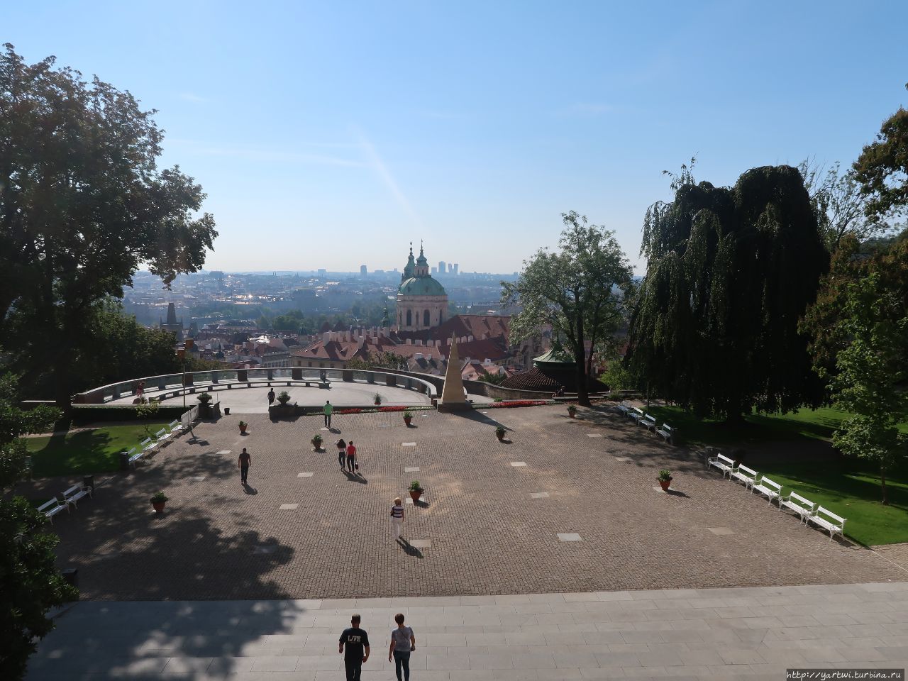 На выходе из Пражского Града, рядом с крепостной стеной, находится смотровая площадка, открывающая великолепный вид на Прагу. Фотографируем все открывающиеся перед нами панорамы. Теперь наш путь лежит через Райский сад к воротам Матиаша. Прага, Чехия