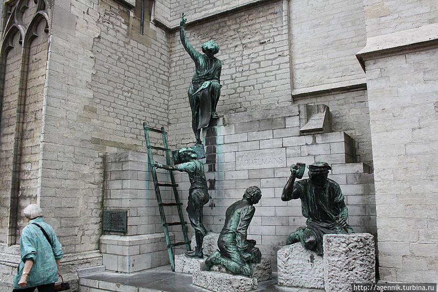 Паямятник строителям собора — про сам собор надо отдельныую заметку делать Антверпен, Бельгия