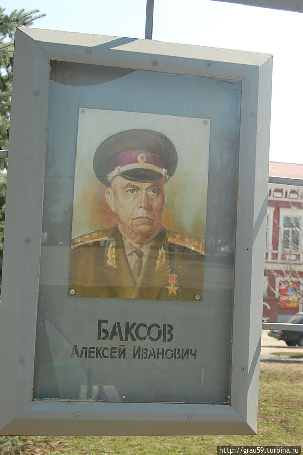 Баксов Алексей Иванович (1907 — 1986) родился в селе Большая Камышинка Петровского района Саратовской области.

Звание Героя Советского Союза присвоено 22 июля 1944 года за отвагу, мужество и умелое командование частями дивизии при форсировании Западной Двины и окружении витебской группировки противника.

С февраля 1972 года генерал-полковник А.И.Баксов в запасе, затем в отставке. Жил в Москве. Умер 26 ноября 1986 года. Петровск, Россия