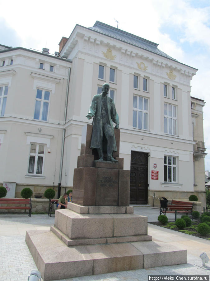Городской совет, а перед ним памятник И.Лукашевичу, изобретателю керосиновой лампы Кросно, Польша