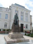 Городской совет, а перед ним памятник И.Лукашевичу, изобретателю керосиновой лампы