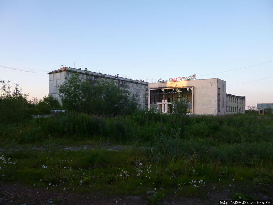 Типовое здание дома культуры. В такое же попала ракета, выпущенная В.Путиным по поселку Хальмер-Ю Воркута, Россия