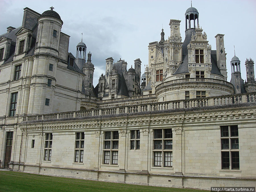 Замок впечатляет и размерами, и архитектурой Франция
