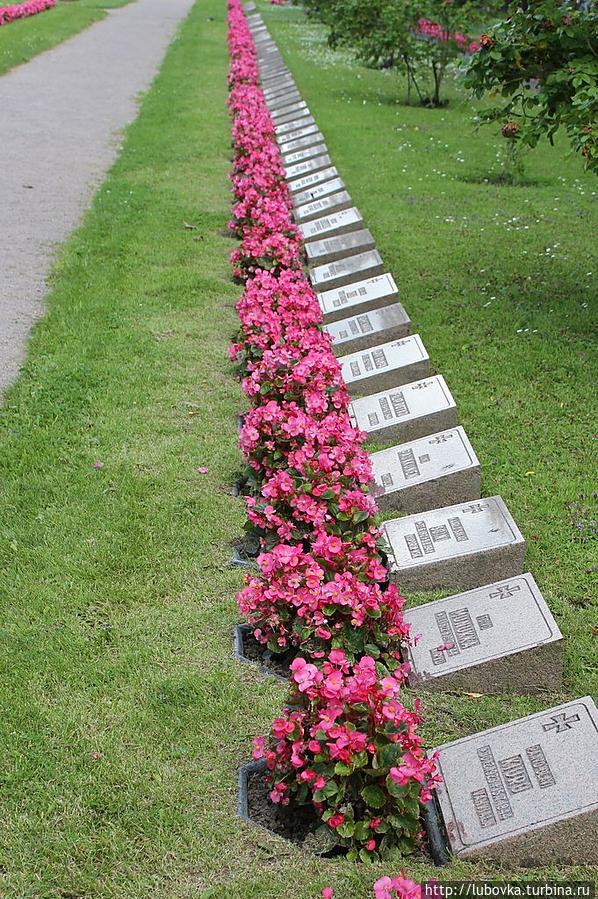 Военное мемориальное Кладбище Санкарихаутаусмаа в центре города оформлено одинаковыми аккуратными табличками (2068шт.) из гранита, около каждой из которых посажены цветы. Лаппеенранта, Финляндия