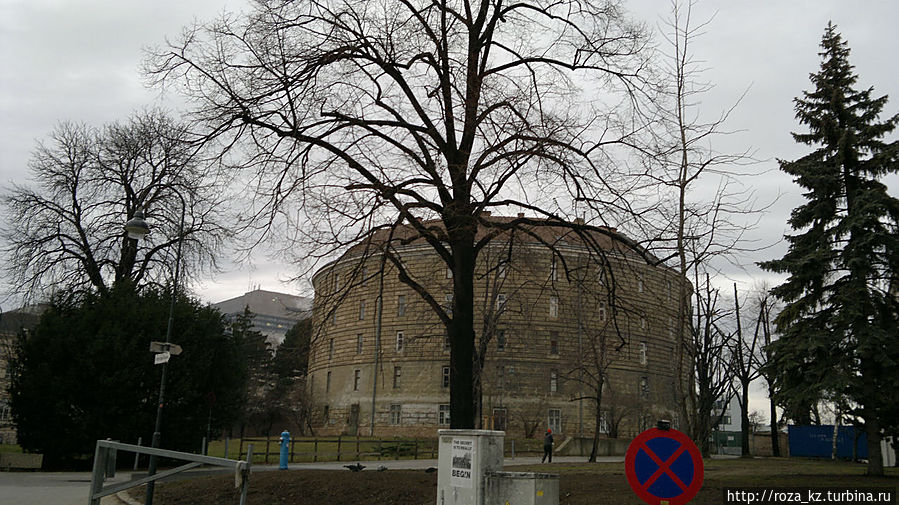 с этой точки видно фасад здания Национального Банка