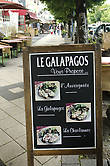 Галапагосы — самое тусовочное кафе города. Тут любят собираться местные музыканты, художники и прочие неформалы.