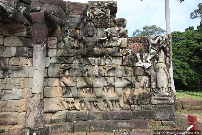 Слоновья Терраса. Северный угол террасы. Фото из интернета Ангкор (столица государства кхмеров), Камбоджа