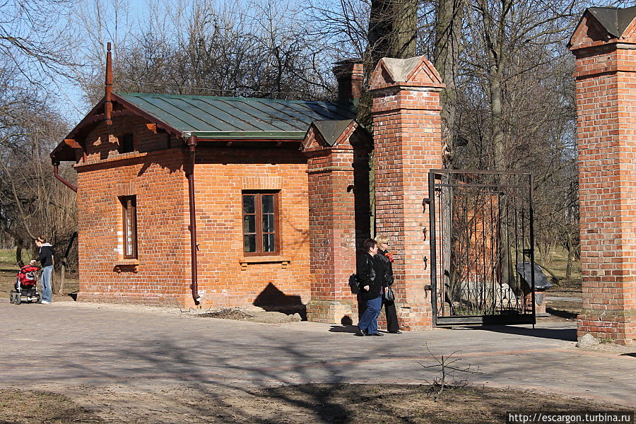 или просто симпатичным домиком странника на входе к старому усадебному дому .. Минск, Беларусь