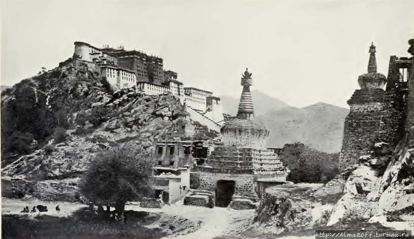 Западные ворота (Pargo Kaling) в Лхасу расположены между Чакпо-Ри (справа) и Поталой (слева). Фото британской экспедиции в Тибет в 1904 году. Лхаса, Китай