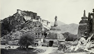 Западные ворота (Pargo Kaling) в Лхасу расположены между Чакпо-Ри (справа) и Поталой (слева). Фото британской экспедиции в Тибет в 1904 году.