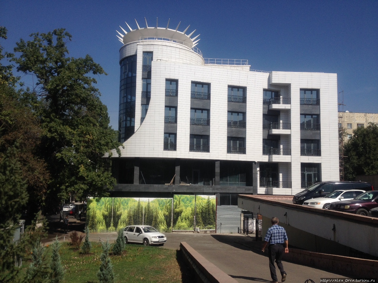 В 2ГИС написано, что это строящееся административное здание Алматы, Казахстан