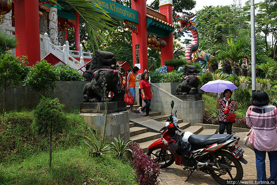 Вход в Китайский раздел. Ява, Индонезия