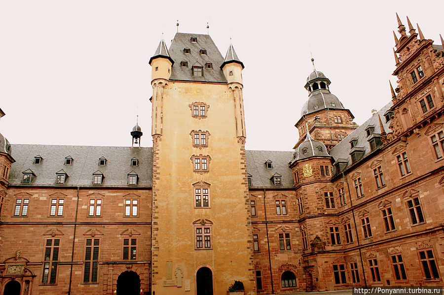 Внутренний двор замка Ашаффенбург, Германия