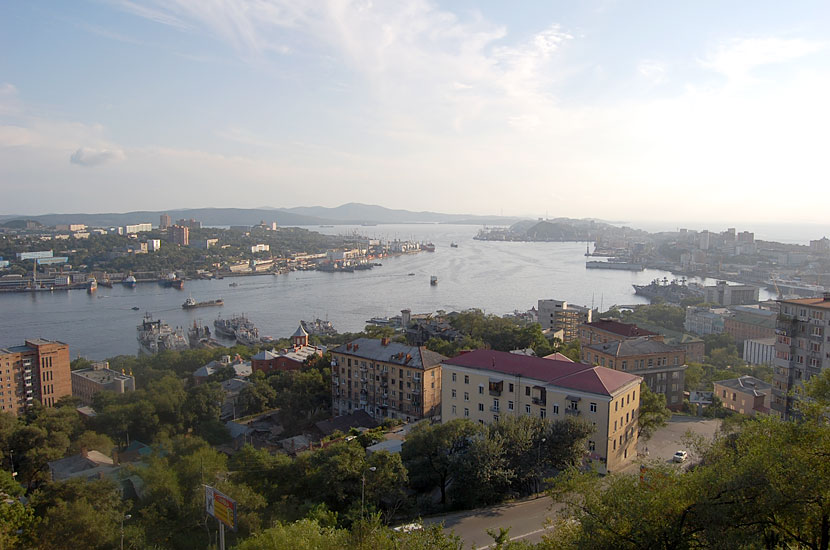 Вид на город со смотровой площадки. Моста через Золотой Рог еще нет Владивосток, Россия