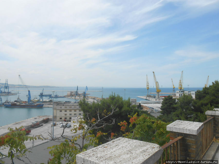 Анкона-панорама морского порта Анкона, Италия